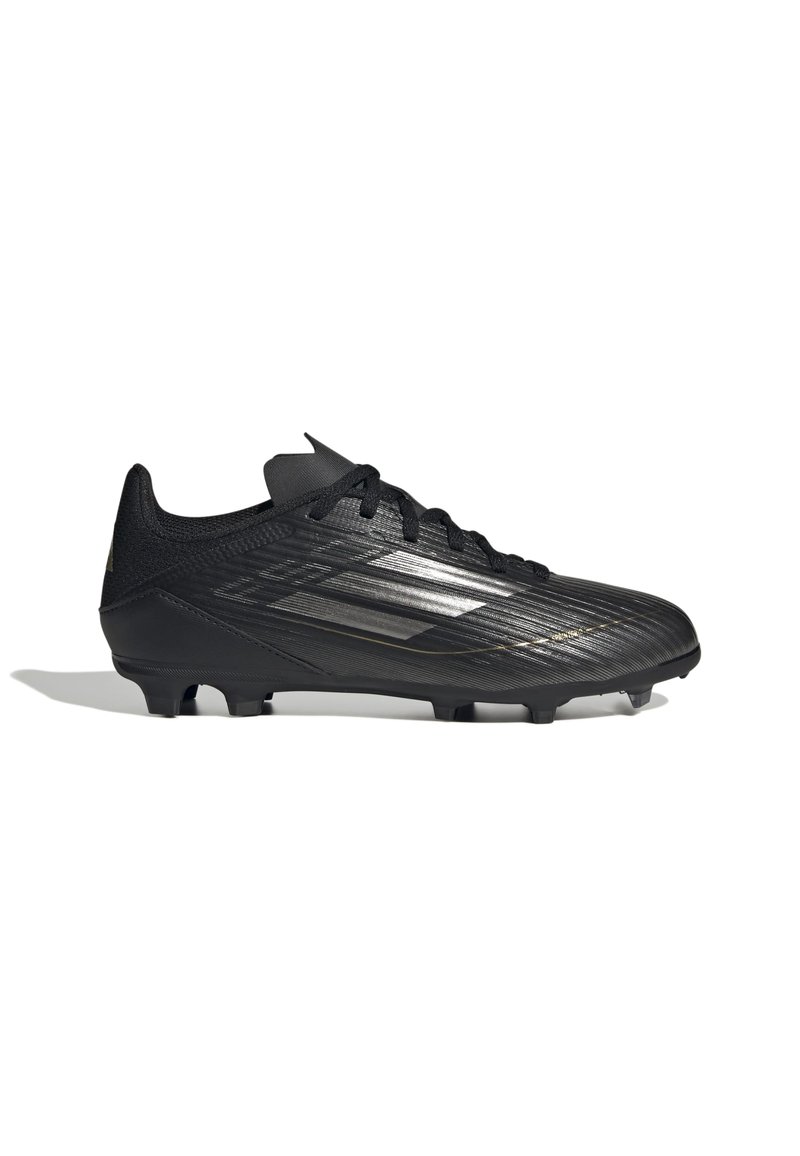 Botas de fútbol negras con una parte superior de malla texturizada, un diseño elegante y puntos estratégicamente colocados para tracción; cuenta con tiras metálicas decorativas.