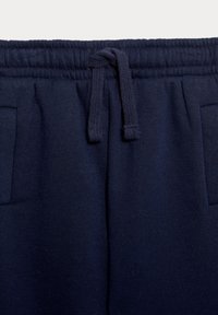 Granatowe dresy z miękkiego materiału, ze elastycznym pasem i sznurkiem do regulacji. Posiadają boczne kieszenie i gładką fakturę.