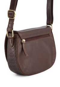 Brun læder crossbody taske med en glat front og struktureret side; har en guldtonet lynlås og justerbar rem. Rundet form.
