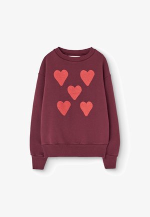 Burgundowy sweatshirt z okrągłym dekoltem, z pięcioma pomarańczowymi serduszkami w różnych rozmiarach nadrukowanymi z przodu. Wykonany z miękkiego materiału bawełnianego.