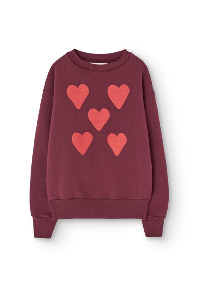 Burgundowy sweatshirt z okrągłym dekoltem, z pięcioma pomarańczowymi serduszkami w różnych rozmiarach nadrukowanymi z przodu. Wykonany z miękkiego materiału bawełnianego.