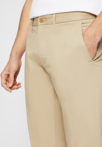 Tommy Hilfiger CORE DENTON - Chino - batique khaki