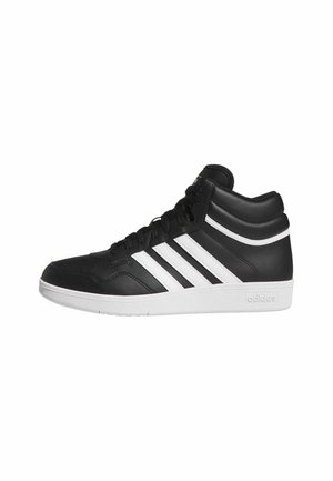 Czarny sportowy but Adidas z wysoką cholewką, białymi trzema paskami i białą podeszwą, pokazany od wewnętrznej strony na białym tle.