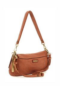 Borsa a spalla in pelle marrone con forma arrotondata, hardware dorato, tracolla staccabile e un'etichetta discreta con la scritta "MADE IN ITALY".