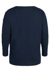 Chemise bleu marine à manches longues avec encolure bateau et boutons décoratifs dorés aux épaules et aux bords des manches.