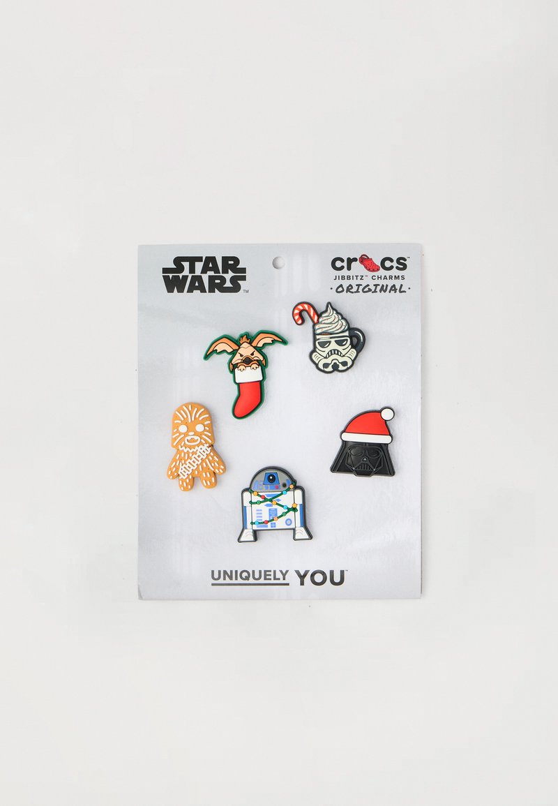 Set di cinque charm Jibbitz a tema Star Wars per Crocs. I colori includono rosso, verde, nero, arancione e bianco. Le forme includono personaggi e motivi festivi.