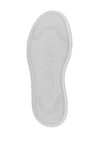 Suola in gomma bianca con un motivo di grip testurizzato, con il nome del marchio "VALENTINO" embossato al centro. Forma ergonomica e arrotondata.