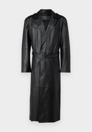 Abrigo de cuero negro con diseño de doble botonadura, cintura ceñida con cinturón y hombreras. Textura suave y largo hasta las rodillas.