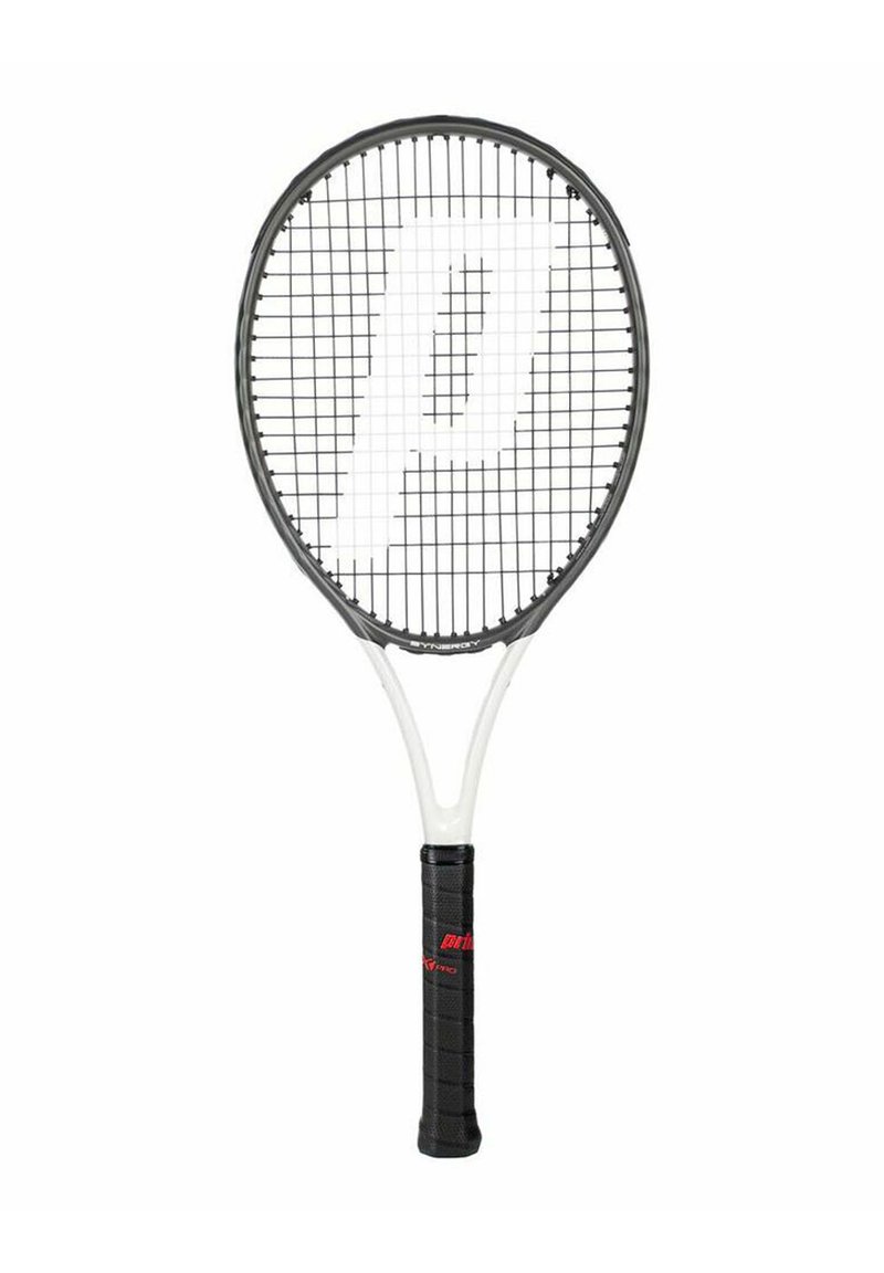 Raqueta de tenis con marco negro y blanco, empuñadura negra y logo "P" en las cuerdas, aislada sobre un fondo blanco.