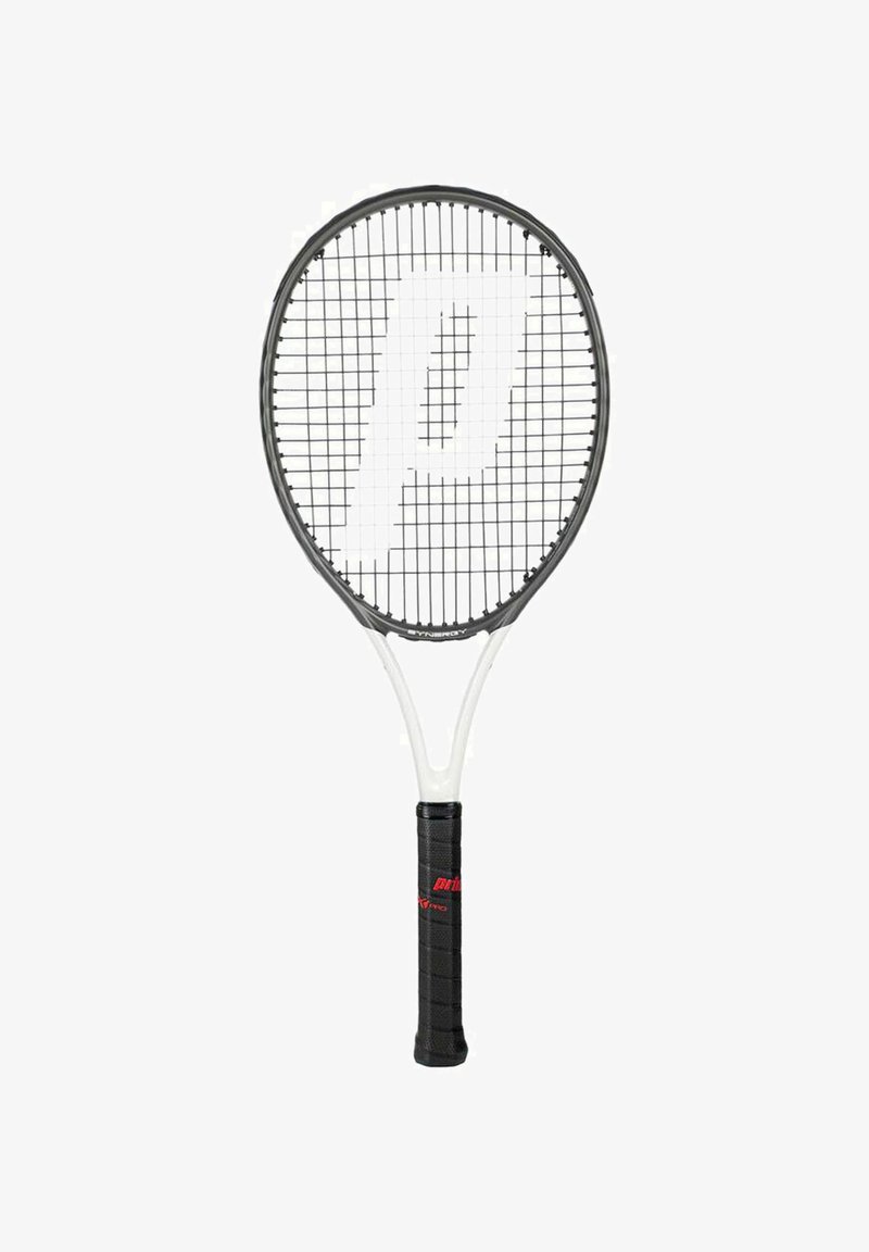 Raqueta de tenis con marco negro y blanco, empuñadura negra y logo "P" en las cuerdas, aislada sobre un fondo blanco.