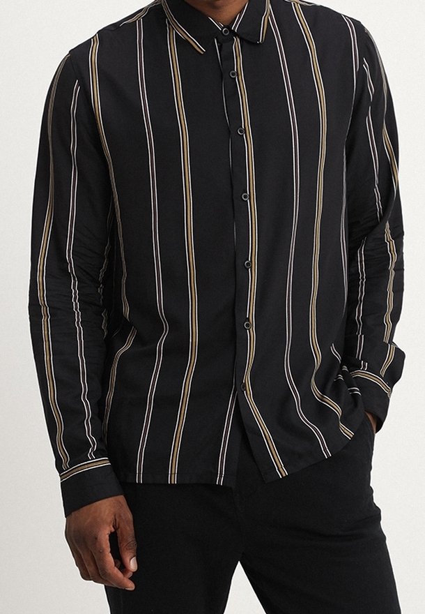 Zwarte blouse met lange mouwen, voorzien van verticale witte en gouden strepen, knoopsluiting en een klassieke kraag. Gladde stofstructuur.