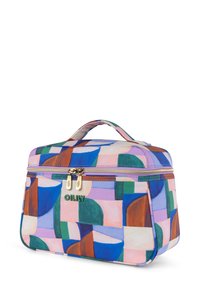 Multikleurige reistas met geometrisch patroon, gemaakt van synthetisch materiaal. Heeft een handvat aan de bovenkant en een dubbele ritssluiting met gouden hardware.