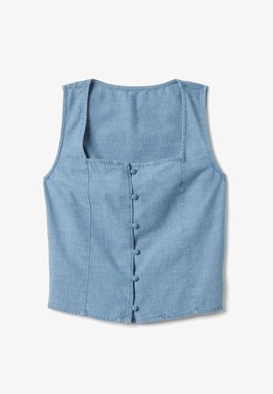Ärmellose hellblaue Jeansweste mit stoffbezogenen Knöpfen am Rücken und einem quadratischen Ausschnitt.