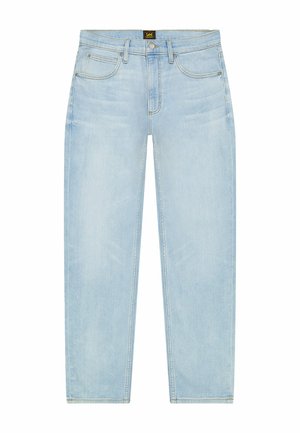 Vaqueros azul claro de pierna recta con bolsillos delanteros, trabillas para cinturón y una etiqueta de la marca Lee en la cintura.