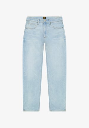 Vaqueros azul claro de pierna recta con bolsillos delanteros, trabillas para cinturón y una etiqueta de la marca Lee en la cintura.