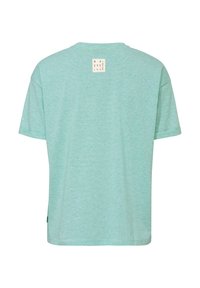 Lichtgroen en wit dun gestreept T-shirt met korte mouwen en een klein vierkant label aan de bovenrug met de tekst "RECYCLED INSIDE".