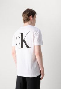 Calvin Klein Jeans REGULAR FIT TEE WITH BOLD BACK PRINT - T-shirt con stampa - bright white