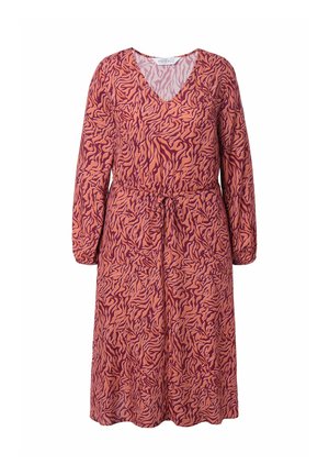 Lang mouwen jurk in roze met een abstract golfpatroon in donkerder roze. V-hals ontwerp, cinched taille, en knielange zoom. Zachte stoftextuur.