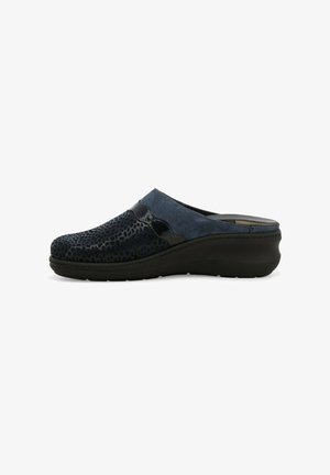 Zoccolo slip-on nero e blu navy con materiale testurizzato, dettagli lisci e una suola nera imbottita. Presenta una punta arrotondata e un tacco basso.