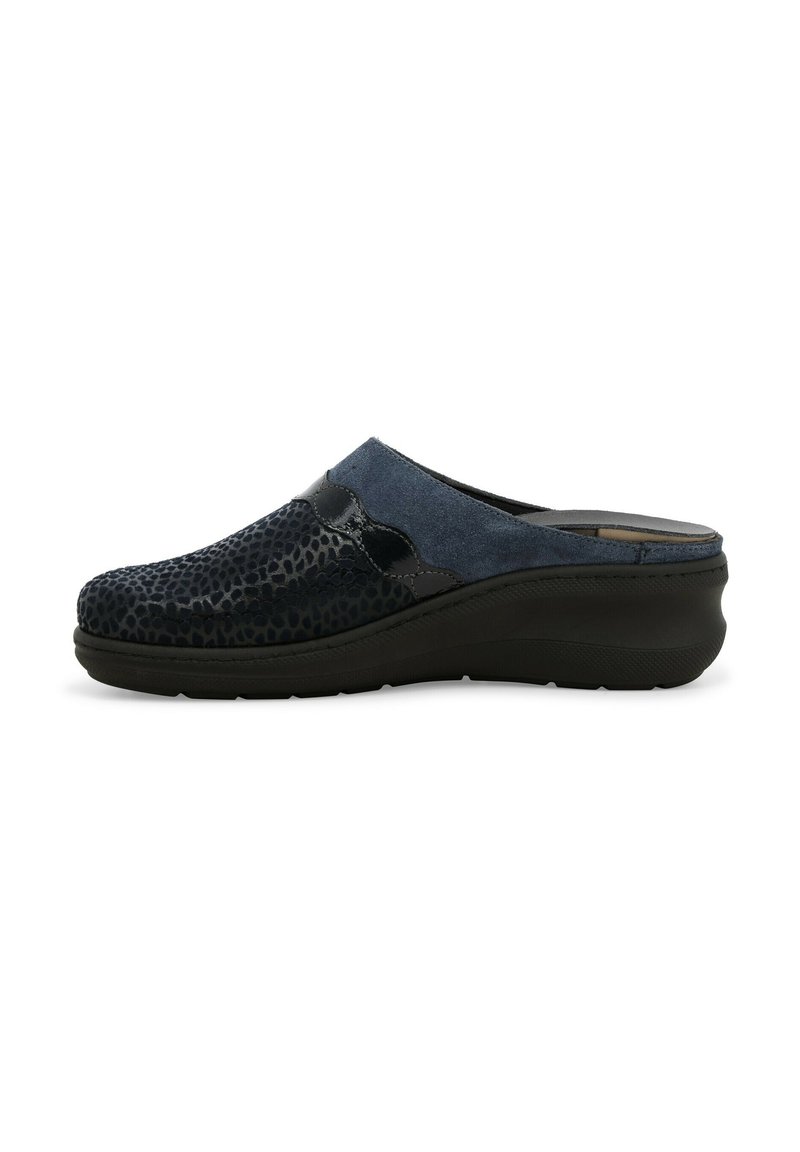 Zoccolo slip-on nero e blu navy con materiale testurizzato, dettagli lisci e una suola nera imbottita. Presenta una punta arrotondata e un tacco basso.