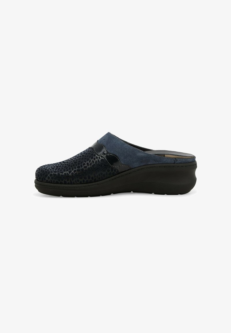 Zoccolo slip-on nero e blu navy con materiale testurizzato, dettagli lisci e una suola nera imbottita. Presenta una punta arrotondata e un tacco basso.