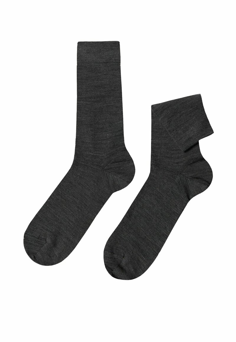 Dunkelgraue Socken in unterschiedlichen Längen, mit einer weichen Textur und glattem Strickdesign. Der längere Socke hat eine klassische Crew-Höhe, während der kürzere knöchellang ist.