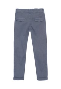Hellgraue Chinos aus glattem Stoff, mit schmal zulaufendem Bein, umgeschlagenen Säumen und zwei Gesäßtaschen. Minimalistisches Design ohne sichtbare Beschläge.