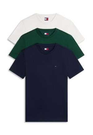 Trzy koszulki Tommy Hilfiger z krótkim rękawem i okrągłym dekoltem w kolorach granatowym, zielonym i białym, ułożone pionowo.