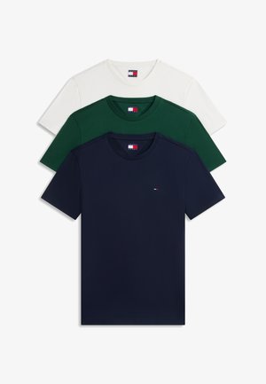 Τρία κοντομάνικα t-shirts Tommy Hilfiger με στρογγυλή λαιμόκοψη σε ναυτικό μπλε, πράσινο και λευκό στοιβαγμένα κάθετα.