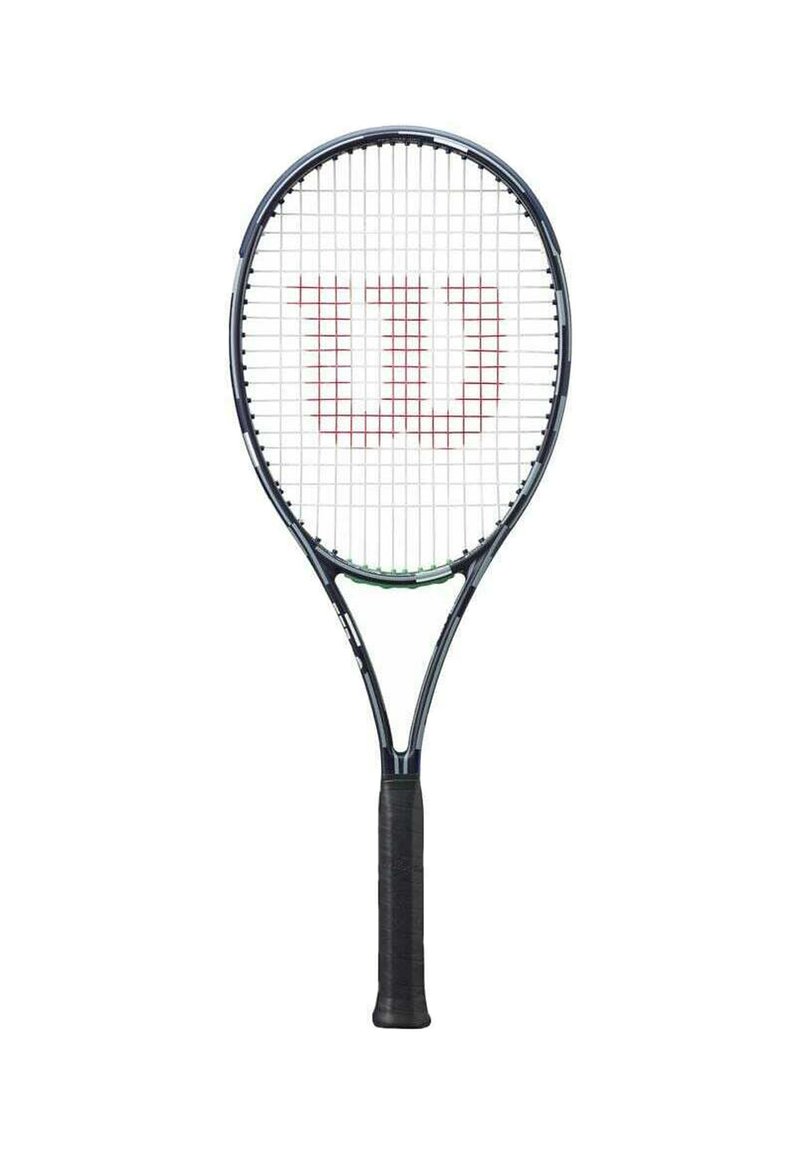 Tennisracket met een zwart frame, witte snaren en een opvallend rood "W" logo. Gestructureerde zwarte handgreep voor grip, ovale kop.
