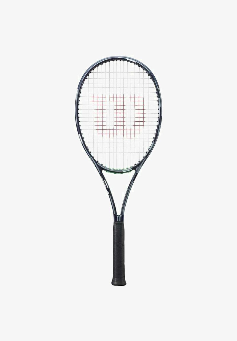 Tennisracket met een zwart frame, witte snaren en een opvallend rood "W" logo. Gestructureerde zwarte handgreep voor grip, ovale kop.