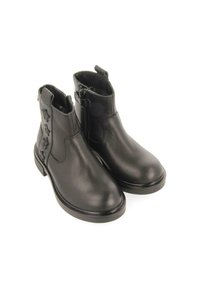Stivali ankle in pelle nera con finitura liscia, chiusura con cerniera laterale e dettagli di cucitura decorativa sul lato esterno. Tacco basso e robusto.