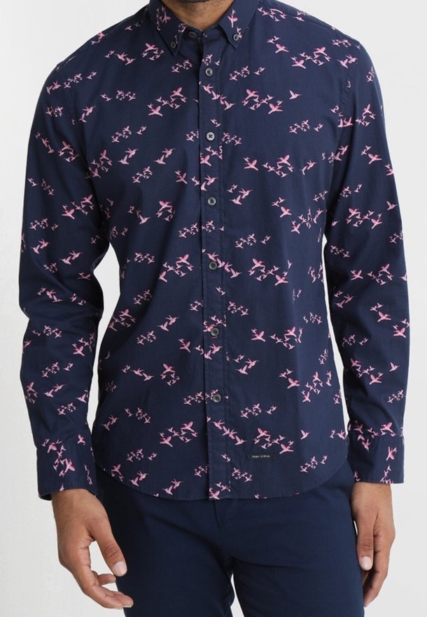 Dunkelblaues Hemd mit Knöpfen und einem Muster aus rosa Vögeln, taillierte Passform, lange Ärmel und ein Kragen. Verfügt über fünf Knöpfe auf der Vorderseite.