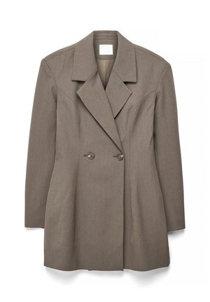 Blazer cruzado color topo con solapas anchas, dos botones delanteros, mangas largas y costuras entalladas para una silueta ajustada.