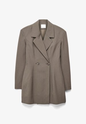 Dwurzędowa marynarka w kolorze taupe z szerokimi klapami, dwoma guzikami z przodu, długimi rękawami oraz dopasowanymi szwami tworzącymi przylegający fason.