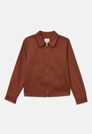 Braune Zip-Jacke mit spitzem Kragen, zwei Fronttaschen und langen Ärmeln, aus glattem Stoff mit strukturiertem Design.