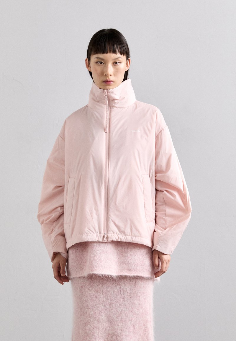 Holzweiler - STEILIA LIGHT FILL SHORT JACKET - Lett jakke - pink, Forstørre