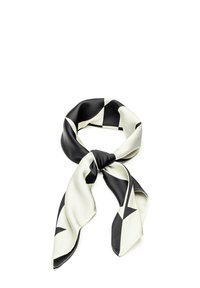 Écharpe en soie avec un motif géométrique noir et blanc, dotée d'une texture lisse, nouée au centre avec des extrémités fluides.
