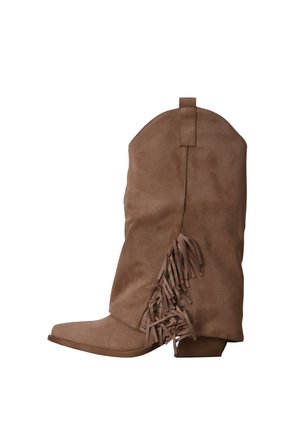 Botte de cowboy en daim couleur caramel montant jusqu'au milieu du mollet, avec un talon bas incliné et un détail de franges sur le côté extérieur.