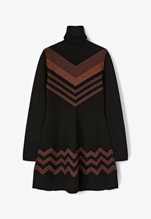 Rochie pulover neagră cu guler înalt, prezentând modele în zigzag în nuanțe de rugină și dungi metalice, având un design al tivului în zigzag.