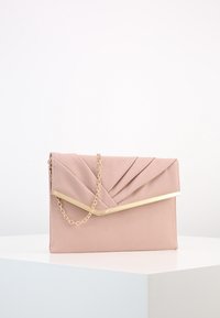 Rosa strukturierte Clutch Tasche mit einem gefalteten Design und goldenen Beschlägen. Verfügt über einen Kettenriemen und einen schrägen goldenen Akzent entlang der Klappe.