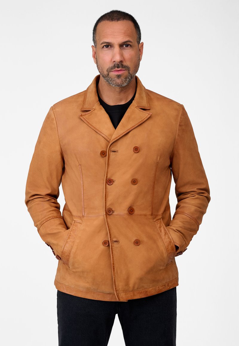 Tan læderjakke med dobbeltradet design, notched lapels, to forlommer og brune knapper. Glat tekstur og skræddersyet pasform.