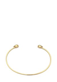 Goldenes Armreif aus Metall mit einer glatten, glänzenden Oberfläche, abgerundeten Enden und einem offenen Design für anpassbaren Tragekomfort. Minimalistischer Stil.