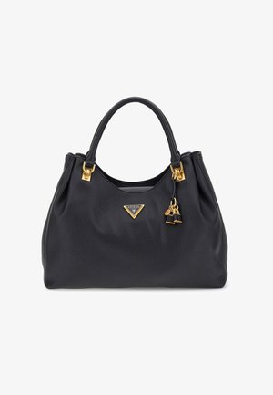 Sac fourre-tout en cuir noir avec deux anses, ferrures dorées et un logo Guess triangulaire sur le devant, accompagné de breloques porte-clés.