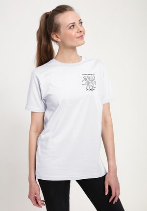 T-shirt bianco in cotone con stampa nera della "Le tre ballerine" di Picasso sul davanti. Maniche corte e vestibilità rilassata.