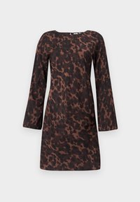 Rochie maro cu imprimeu leopard, cu mâneci lungi, decolteu rotund și croială lejeră. Confecționată dintr-un material ușor, cu o textură fină.