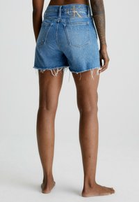 Calvin Klein Jeans MOM  - Shorts vaqueros - denim medium