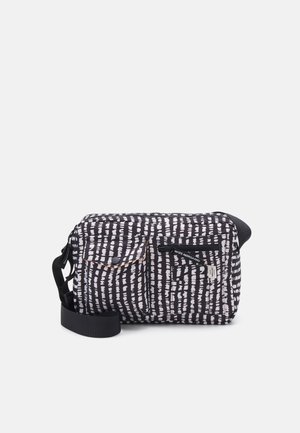 Schultertasche mit Schwarz-Weiß-Muster, zwei Fronttaschen, aus Stoffmaterial, verstellbarem Tragegurt und einem auffälligen Logo-Tag.