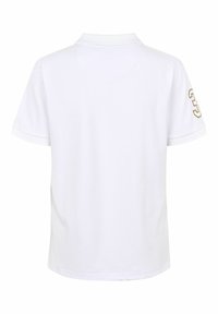 Vitt bomullspolo med kort ärm och ribbad krage. Har ett broderat nummer "3" i guld på vänster ärm.