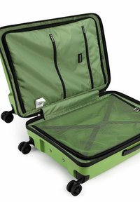 Valigia rigida verde con rivestimento con zip, due tasche interne, scomparto in rete e quattro ruote nere. Aperta, con spazio di archiviazione visibile.